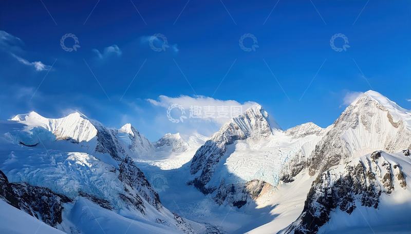 高山积雪映蓝天