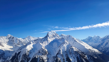 雪山云影共徘徊