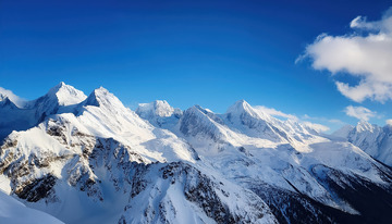 雪峰云绕展雄姿