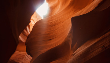 砂岩的自然光影雕塑