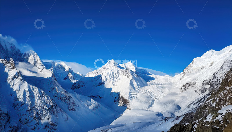 峻岭雪峰云幔披