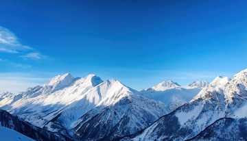雪山壮丽云徘徊
