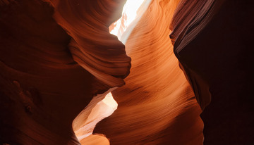 砂岩洞穴的金色光辉