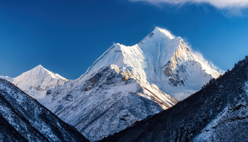 雪覆峻岭云缥缈