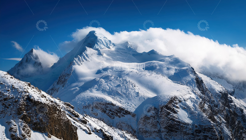 雪山云海相映辉