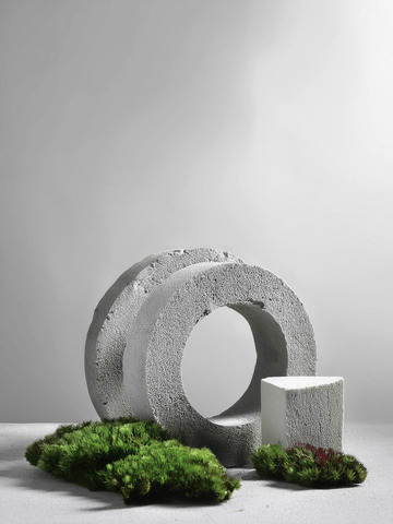 美妆背景展台的岩石苔藓妆配精致