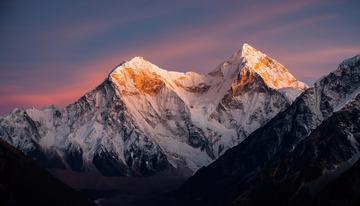 高峰霞照韵灵动