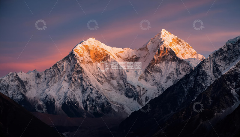 高峰霞照韵灵动