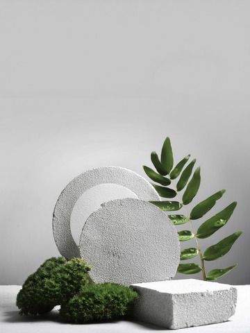 美妆背景展台的灰调背景苔浓韵足