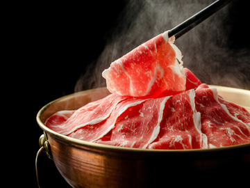 创意美食火锅肉片肥牛摄影