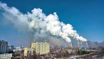 工厂烟囱的黑烟排放瞬间