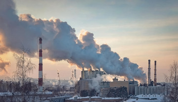 工厂上空的黑烟云层特写