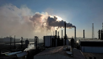 工业污染的工厂烟囱视角