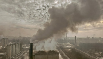 冒烟工厂的天空污染图景