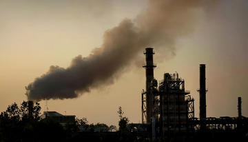 工厂烟囱的浓烟缭绕瞬间