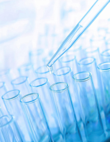 滴管滴加的细致瞬间