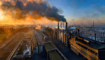 工厂烟囱的黑烟排放画面