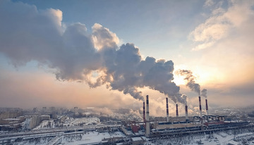 工厂烟囱的黑烟排放景观