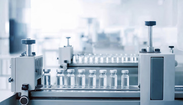 制药车间的小瓶包装瞬间