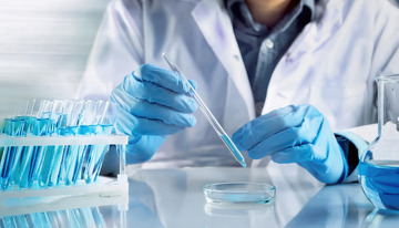 科研人员的试管实验创新