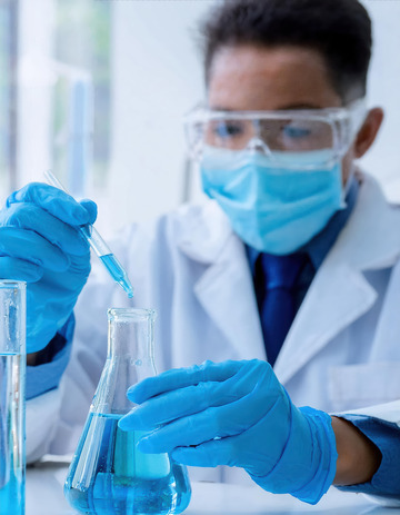 实验设备旁的科研人员操作