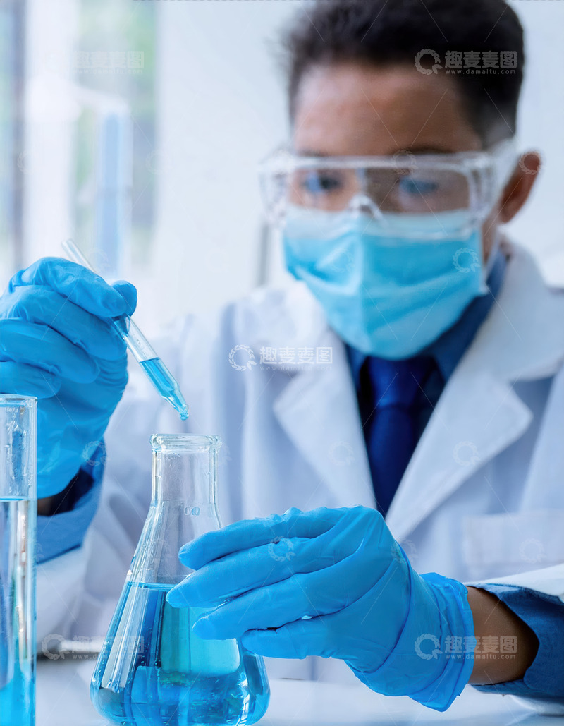 高清大图下载【趣麦麦图】实验设备旁的科研人员操作