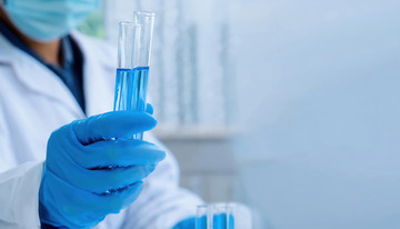 护目镜下的科研人员专注