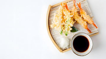 经典日式寿司与酱油的简约餐盘设计