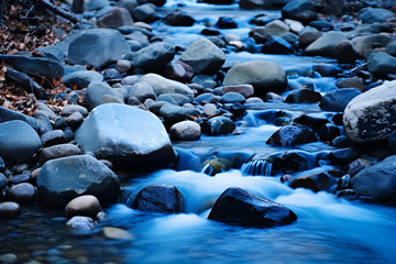 清澈的石头河流