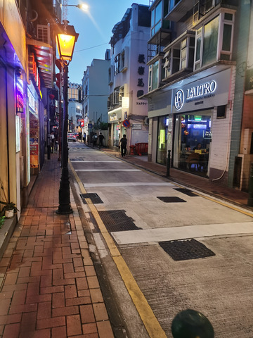 傍晚路灯下的小巷街道