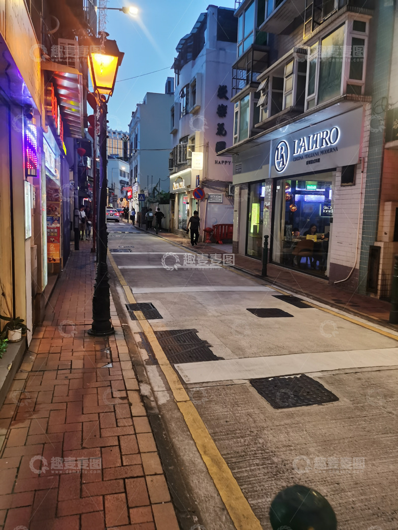 高清大图下载【趣麦麦图】傍晚路灯下的小巷街道