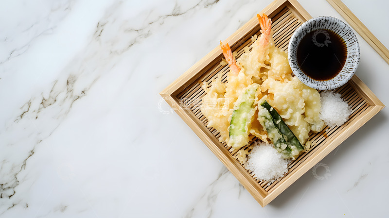 日式卷寿司与配酱的传统餐桌风格