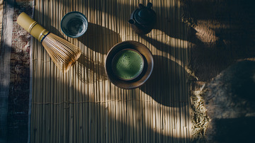 竹制茶盘上的陶瓷茶杯与茶壶组合