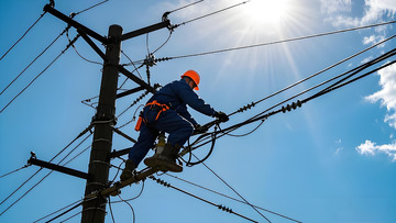 电工高空作业人物摄影图