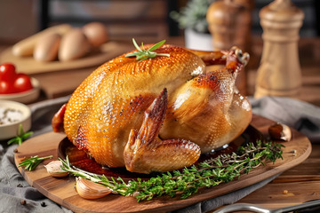 一盘金黄色的烧鸡