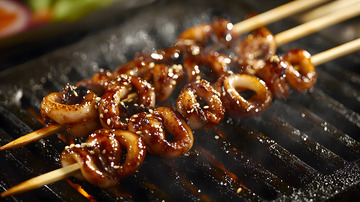 铁板鱿鱼串在炙烤中散发浓郁香气