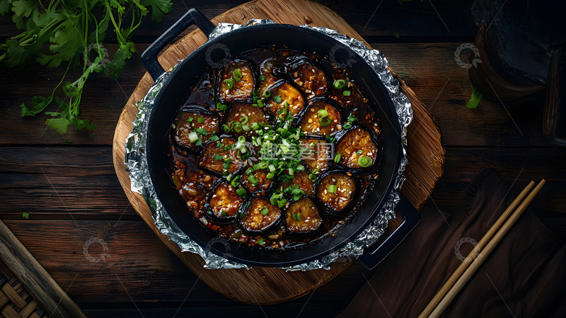 高清大图下载【趣麦麦图】-深色背景中铁板香煎茄子的诱人画面