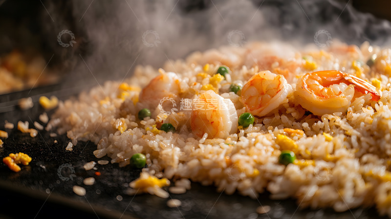 高清大图下载【趣麦麦图】黑色铁板上的鲜虾蛋炒饭与浓郁香气散发