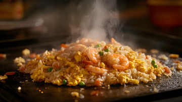 热气蒸腾的铁板蛋炒饭与鲜虾点缀的经典风味