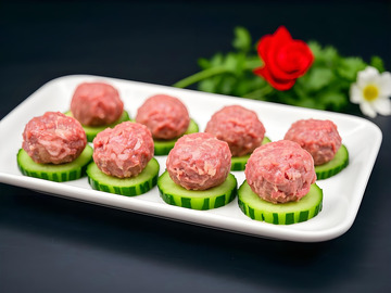 鲜牛肉丸子摄影图