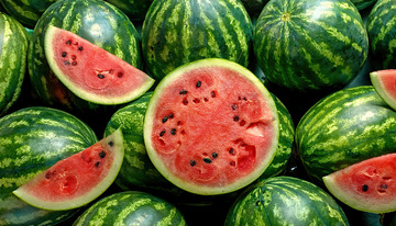 一堆西瓜和切开的西瓜