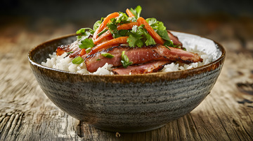 腊肉搭配青葱香菜点缀的经典家常菜