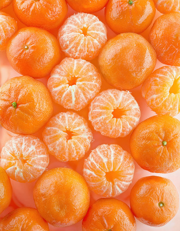 切开橘子：鲜嫩果肉的甜蜜展现