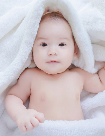 面向镜头的婴儿