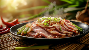 腊肉片搭配青葱蒜末点缀的家常菜肴