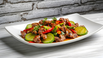 腊肉与鲜蔬色彩斑斓的经典搭配