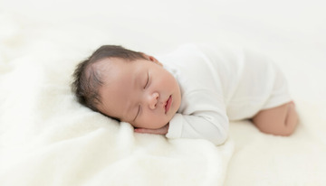 趴着熟睡的婴儿