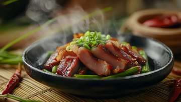 陶制深盘盛放腊肉片中式传统风味