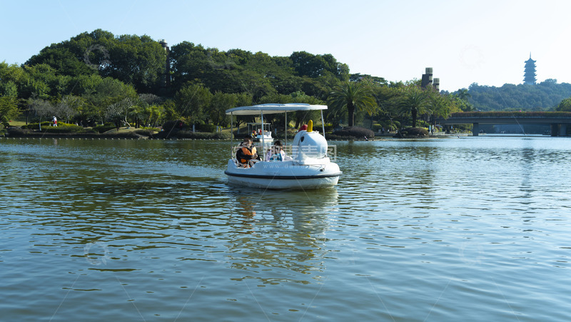 高清大图下载【趣麦麦图】父女三人在河流中央划船