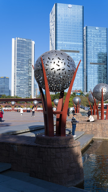 公园广场旁的球体